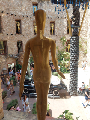 Dalí Múzeum előtérre néző szobrok