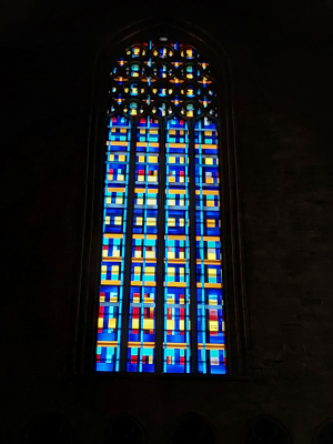 Girona katedrális új festett üvegablak