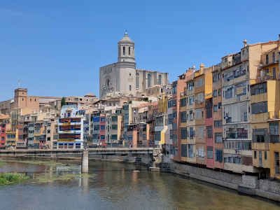 Girona színes házak az Onyar folyó partján